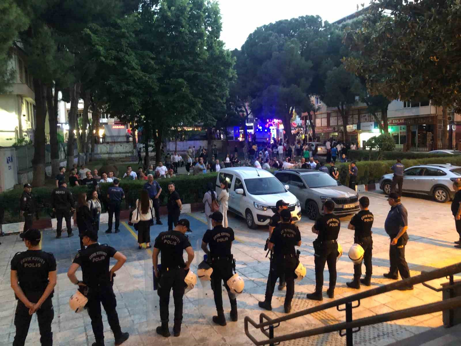 İzmir’de Cumhurbaşkanı’na hakaret içerikli duvar yazısı yazan 4 şüpheli tutuklandı