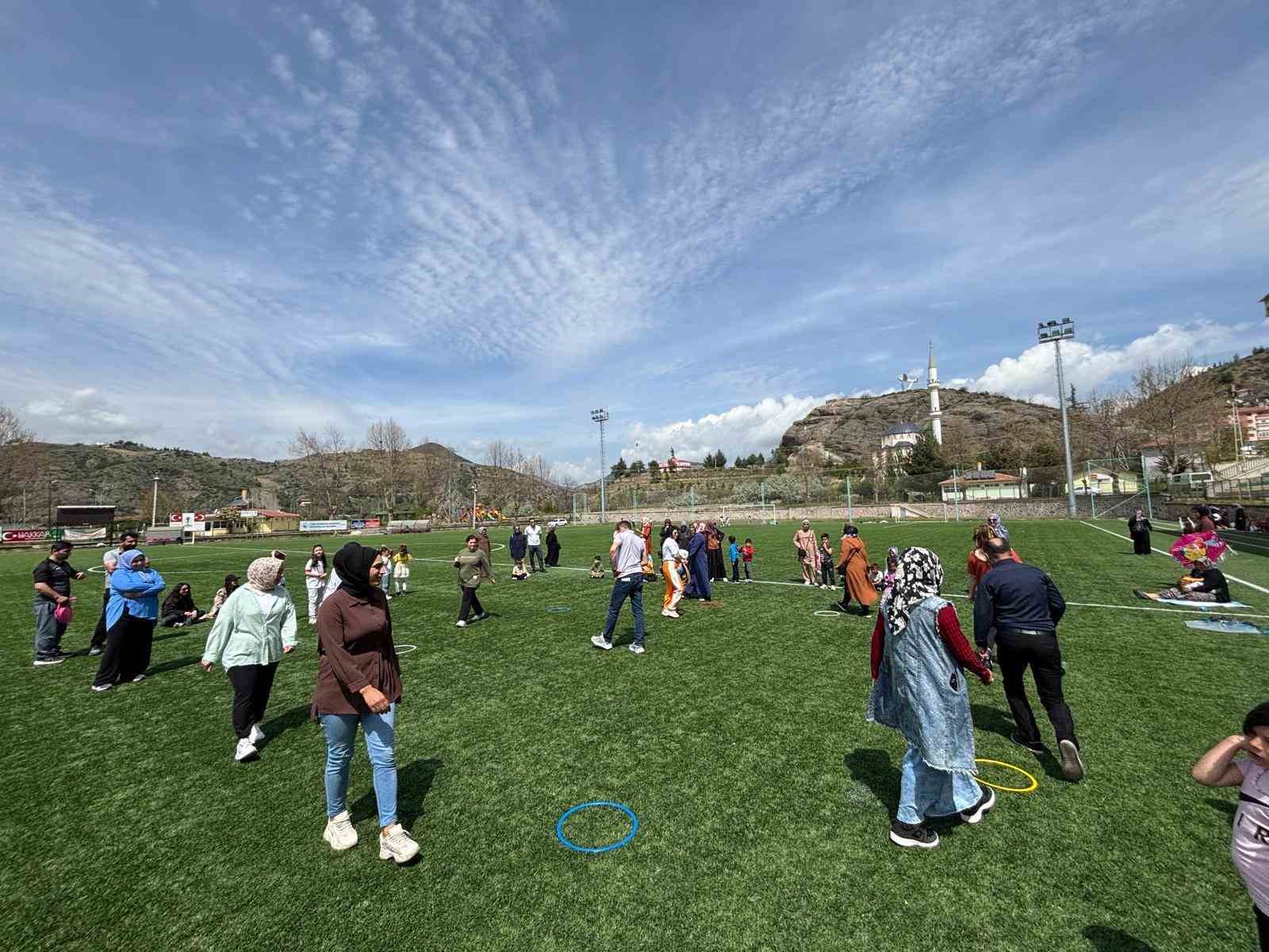 Çocuklar ve aileleri stadyumda buluştu, oyun oynayarak eğlendi