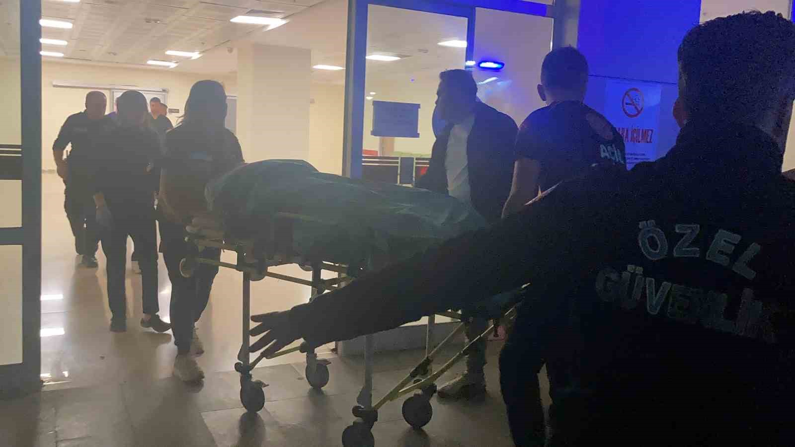 Kaldırımdaki trafik levhasına çarpan motosikletteki 2 kişi yaralandı
