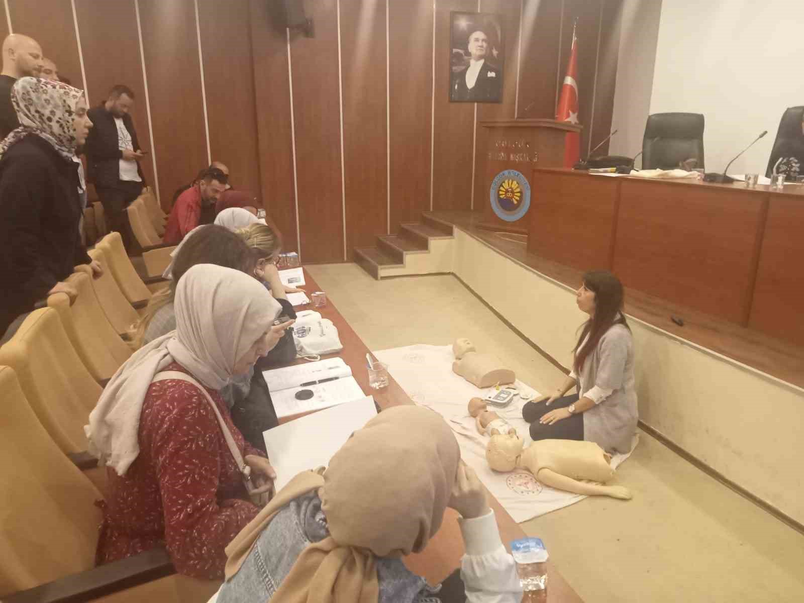 Gölcük Belediyesi personeline ilk yardım eğitimi
