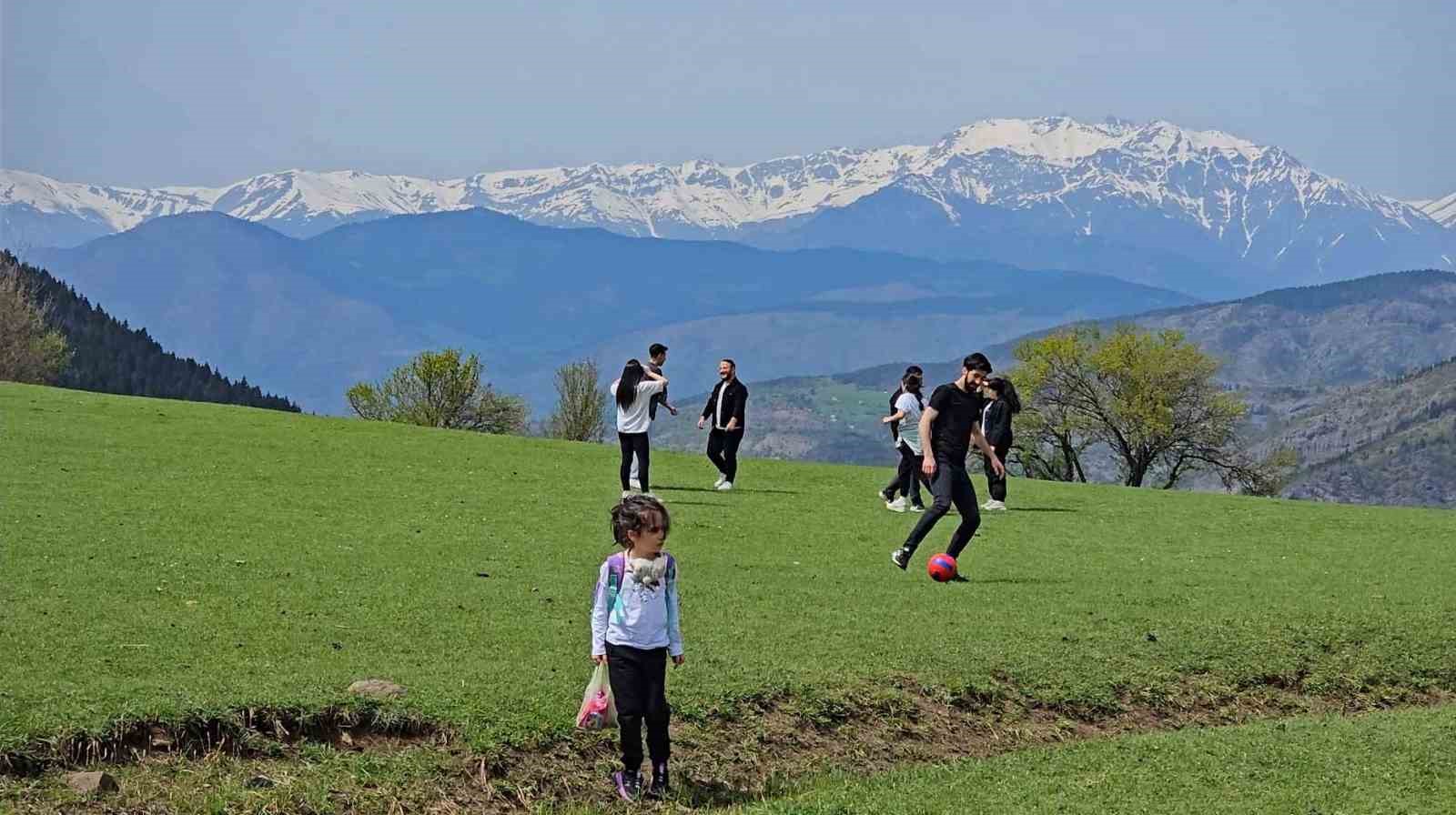 Artvin’in Ardanuç ilçesindeki Tosunlu Gölü doğaseverlerin ilgi odağı oldu
