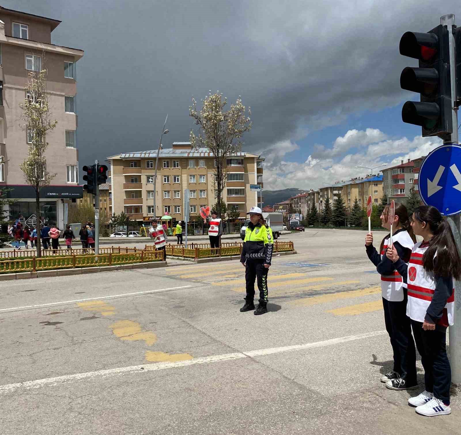Öğrencilerden trafikte farkındalık uygulaması
