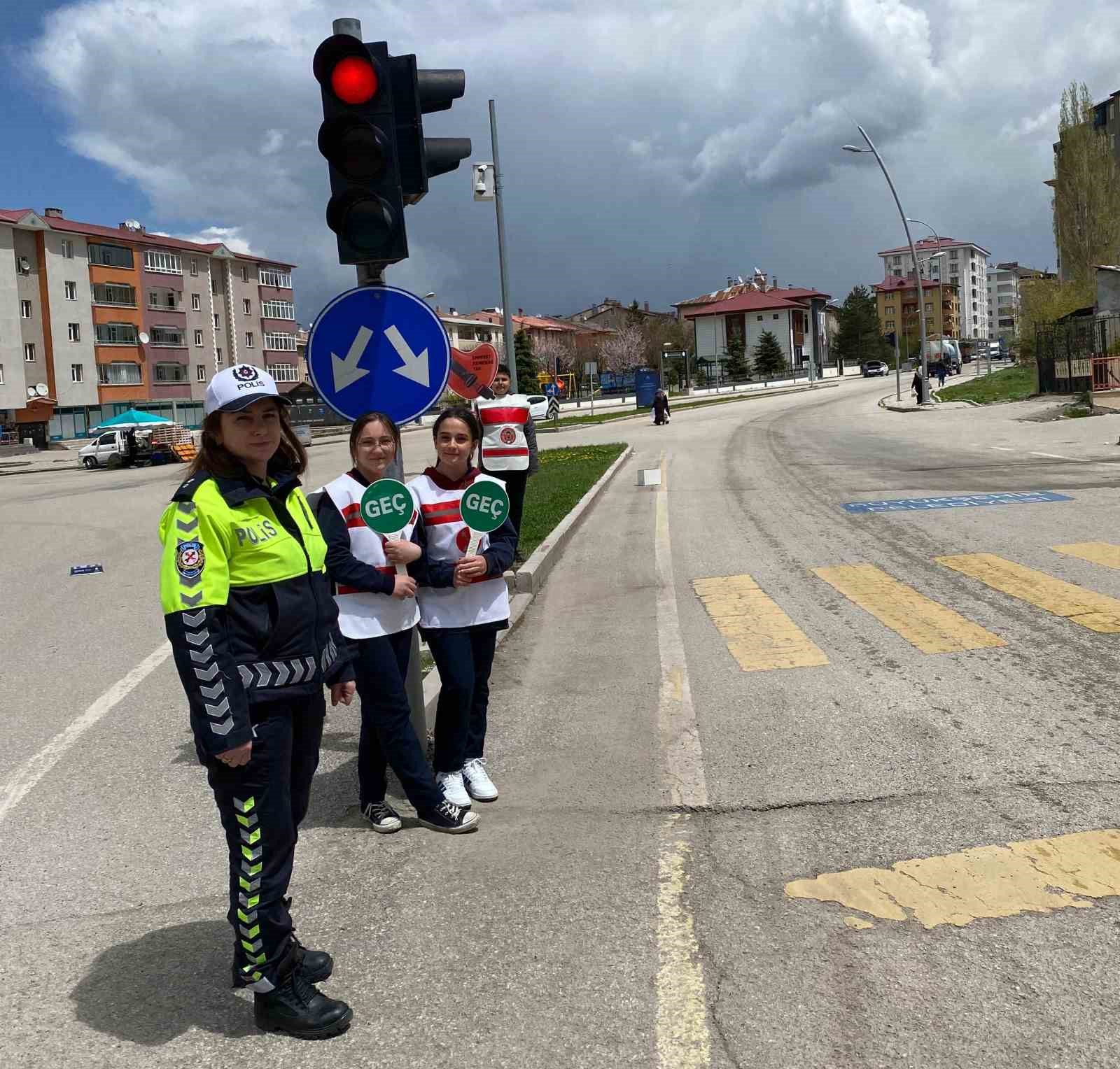 Öğrencilerden trafikte farkındalık uygulaması