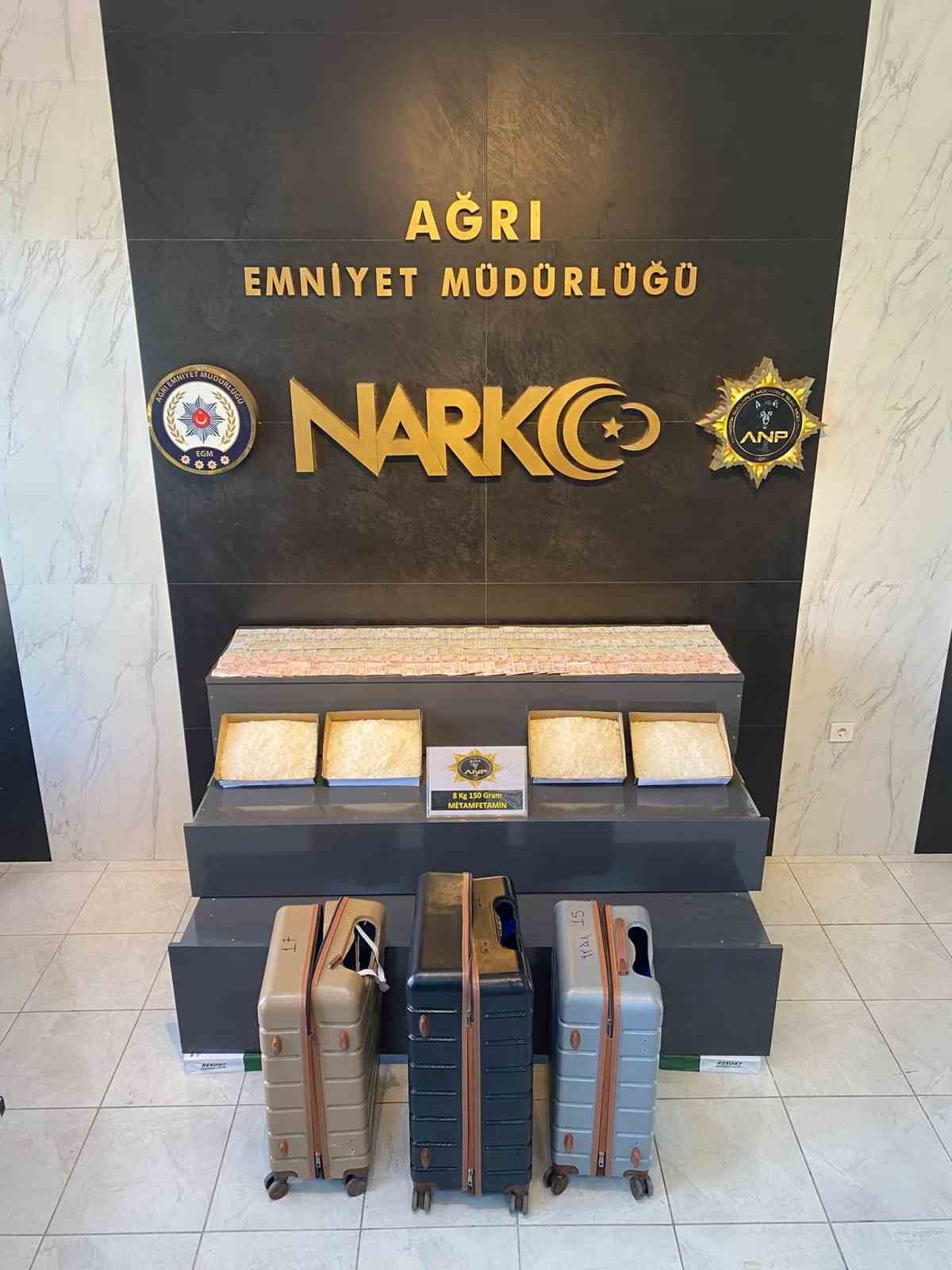 Valiz tabanına zulalanmış 8 kilo metamfetaminle yakalandılar