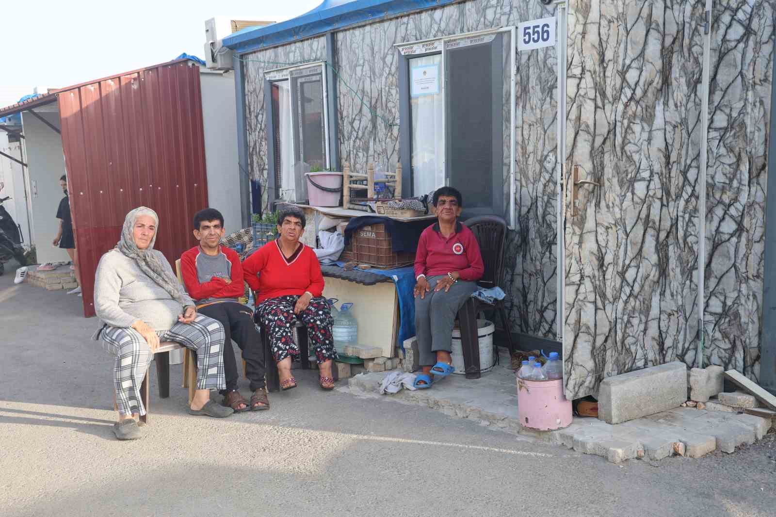 ’Yüreğim yanıyor’ diyerek burukluğunu anlatan fedakar anne, 3 engelli çocuğuna yıllardır gözü gibi bakıyor