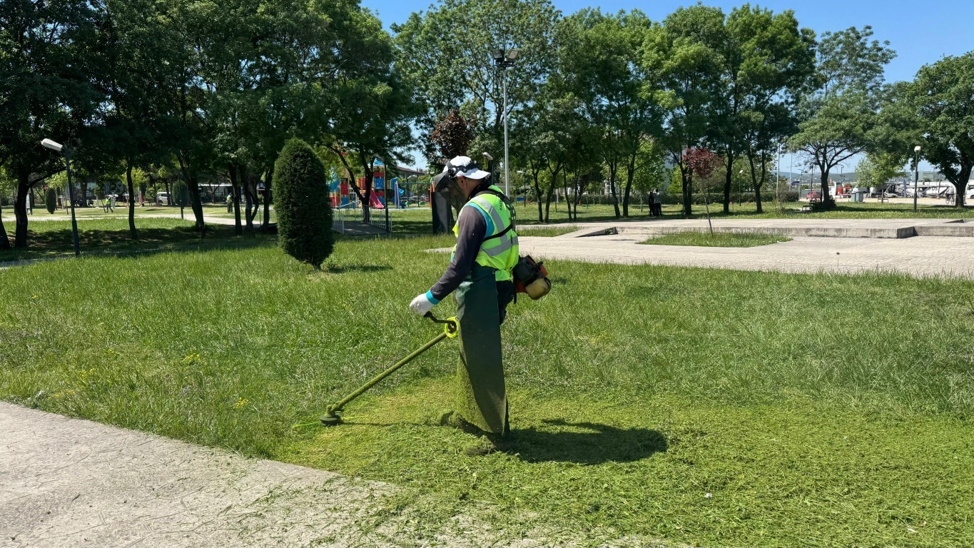 Kartepe&rsquo;de yeşil alanlara d&uuml;zenli bakım

