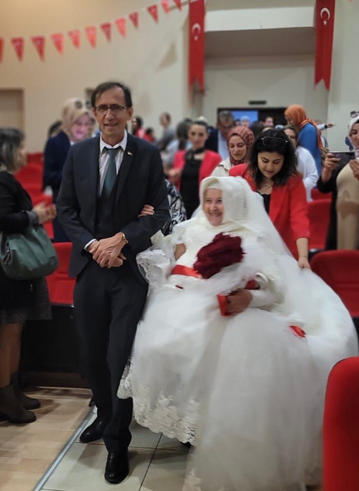 Gelinlik giyme hayali 65 yaşında ger&ccedil;ek oldu
