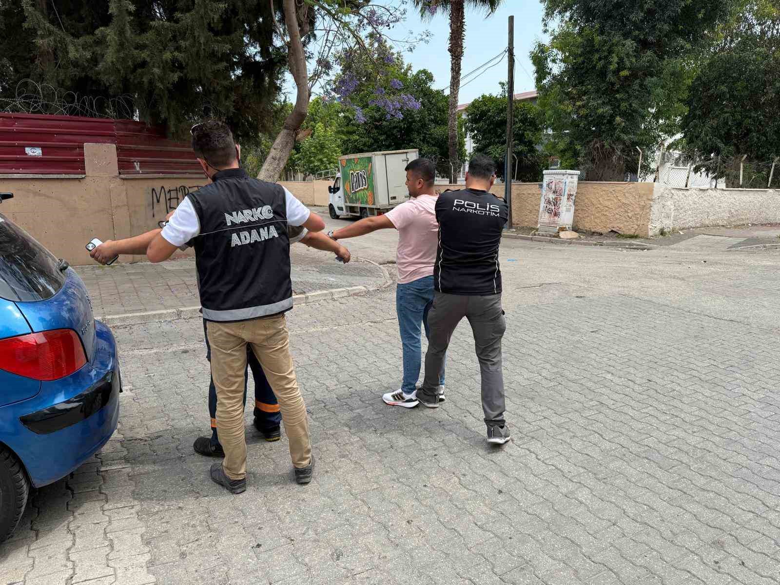 Okul &ouml;nlerinde uyuşturucu alarmı: 43 ş&uuml;pheli yakalandı
