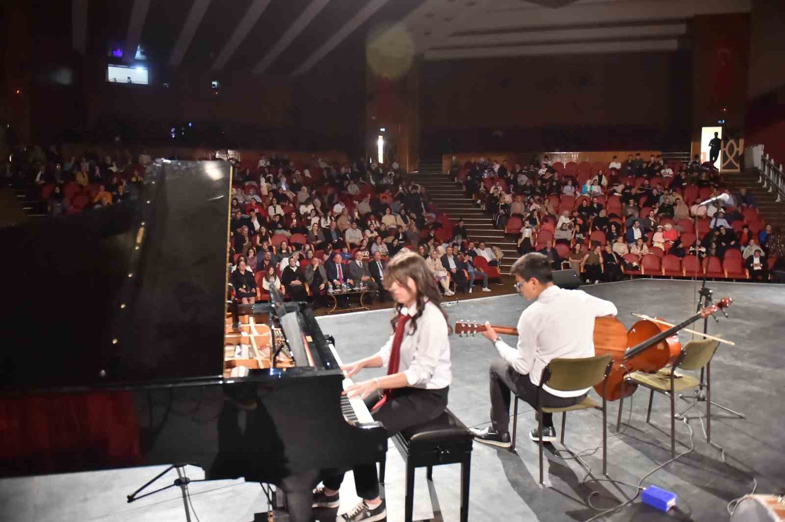 Fen Lisesi&rsquo;nden t&uuml;rk&uuml; ve enstr&uuml;man dinletisi

