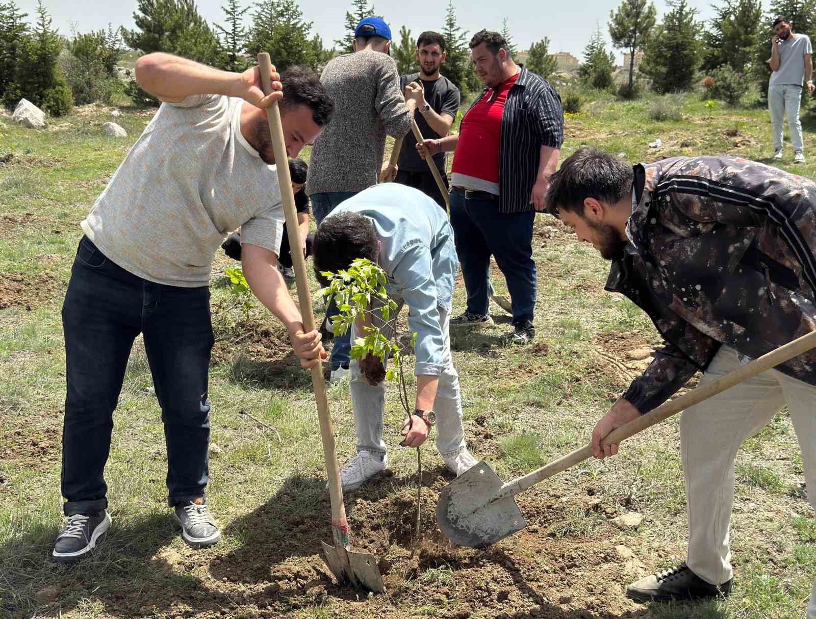 K&uuml;tahya&rsquo;da Azerbaycan Ulusal Lideri Haydar Aliyev hatırasına 102 fidan dikildi
