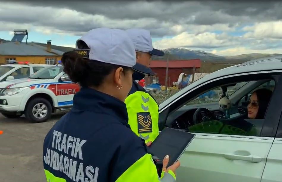 Jandarma örnek sürücüleri ödüllendirdi