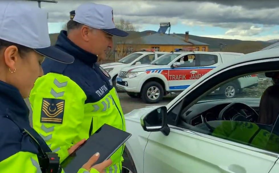 Jandarma &ouml;rnek s&uuml;r&uuml;c&uuml;leri &ouml;d&uuml;llendirdi
