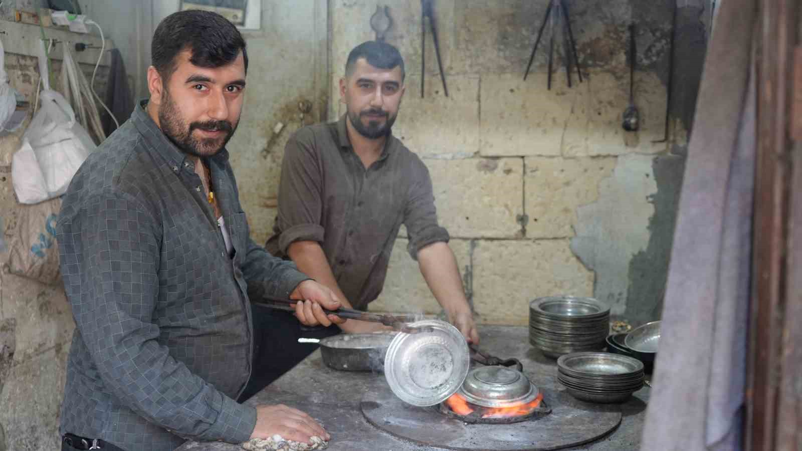 Gaziantep&rsquo;te 3&rsquo;&uuml;nc&uuml; kuşak kalaycı ikizler, mesleği yaşatıyor
