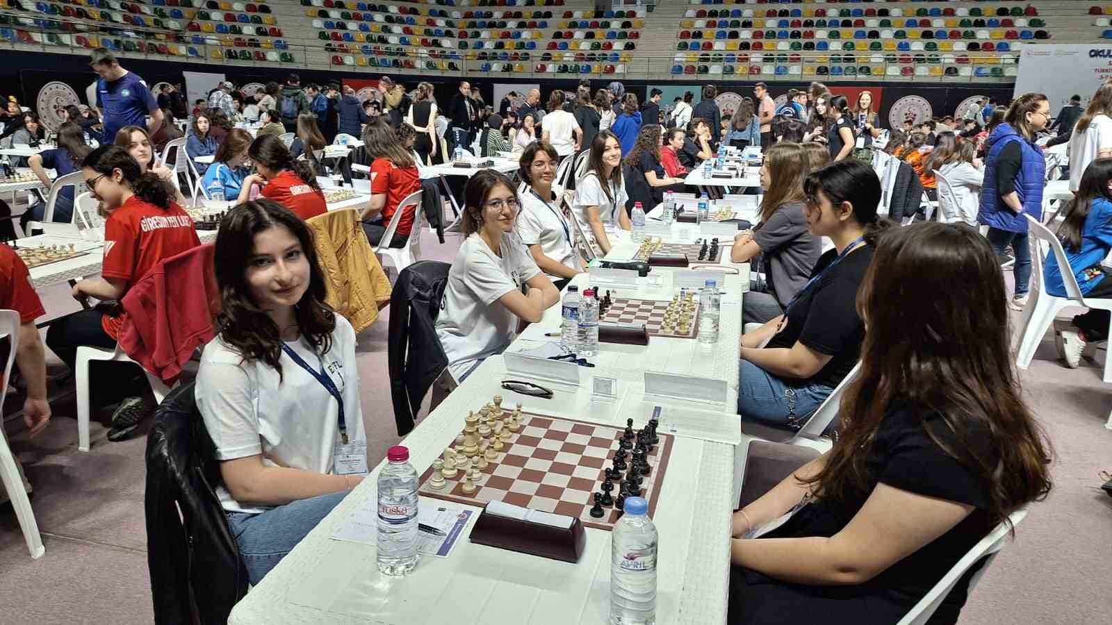 Eskişehir ‘Fatih Fen Lisesi Kız Satranç Takımı’nın büyük başarısı