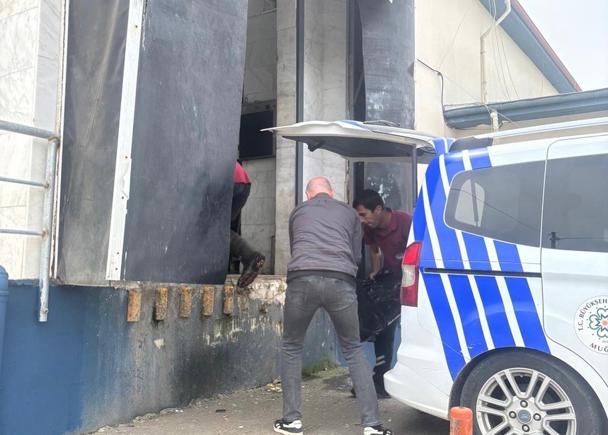Menteşe otogarında sağlıksız tavuk d&ouml;ner ele ge&ccedil;irildi
