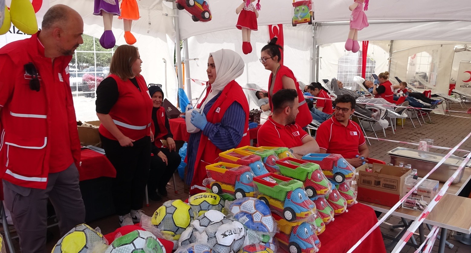 Tavşanlı’da oyuncak hediyeli kan bağışı kampanyası yoğun ilgi gördü
