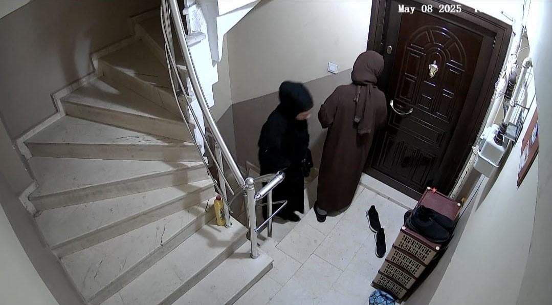 Sultangazi&rsquo;de g&uuml;peg&uuml;nd&uuml;z hırsızlık girişimi kamerada
