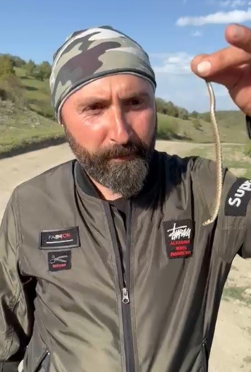 Kütahya’da motosiklet tutkunundan yavru yılan uyarısı
