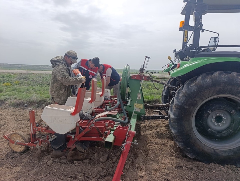 Ay&ccedil;i&ccedil;eği ekimlerini yerinde takip ediliyor
