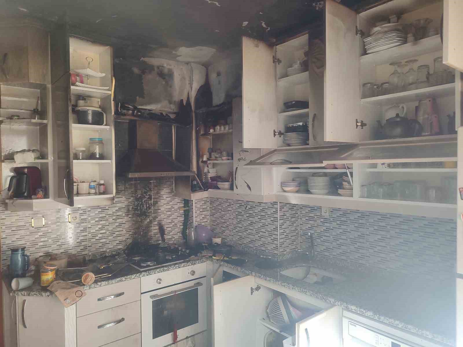 Mutfakta çıkan yangın evi küle çeviriyordu