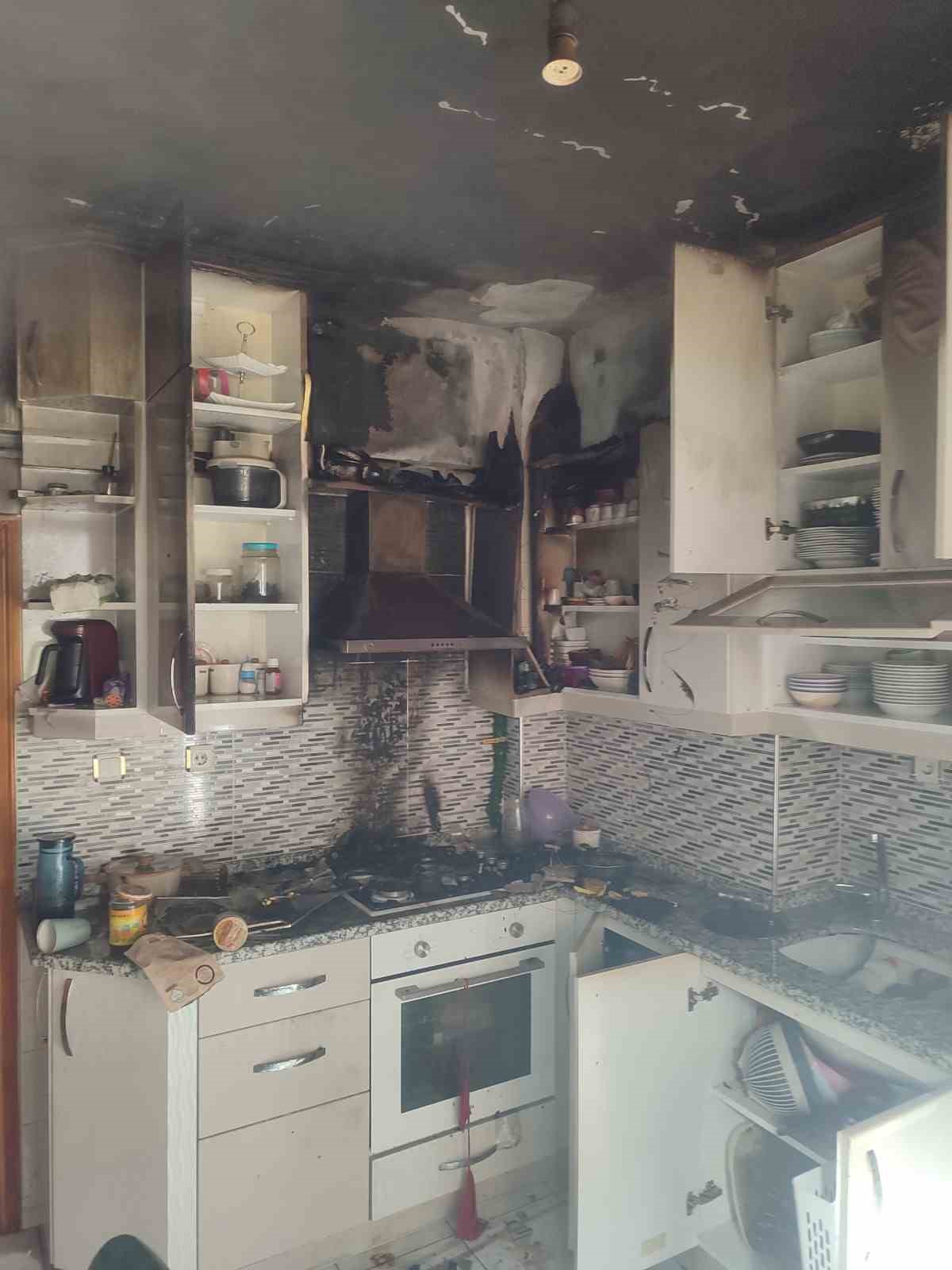 Mutfakta &ccedil;ıkan yangın evi k&uuml;le &ccedil;eviriyordu
