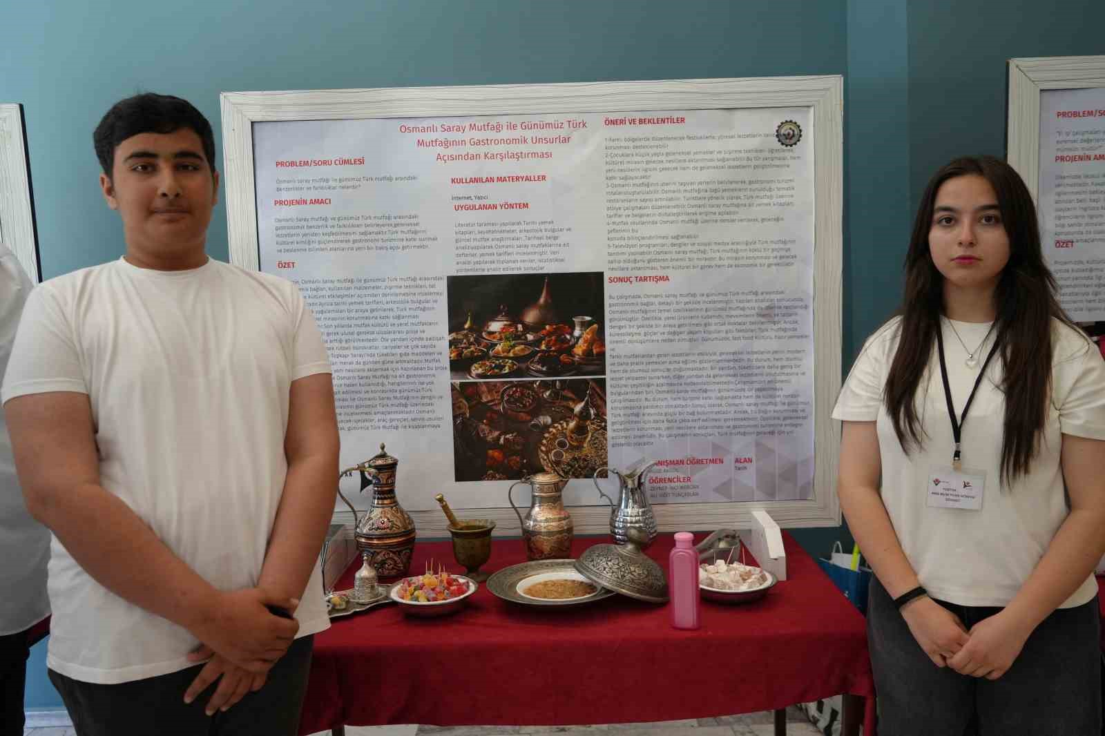 Liseli gen&ccedil;ler projelerini sergiledi
