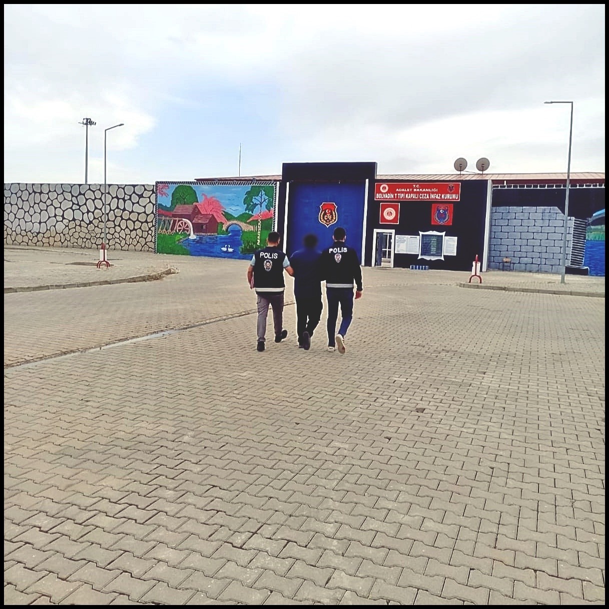 Kafasına taktığı perukla 6 ay kaçabildi