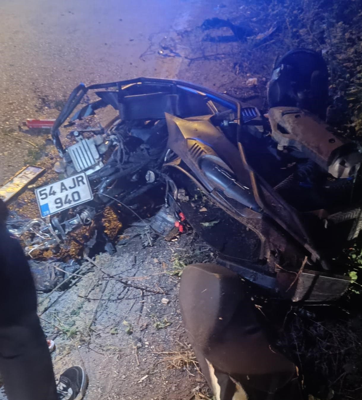 Sakarya’da otomobilin çarptığı motosiklet paramparça oldu: Motokurye hayatını kaybetti
