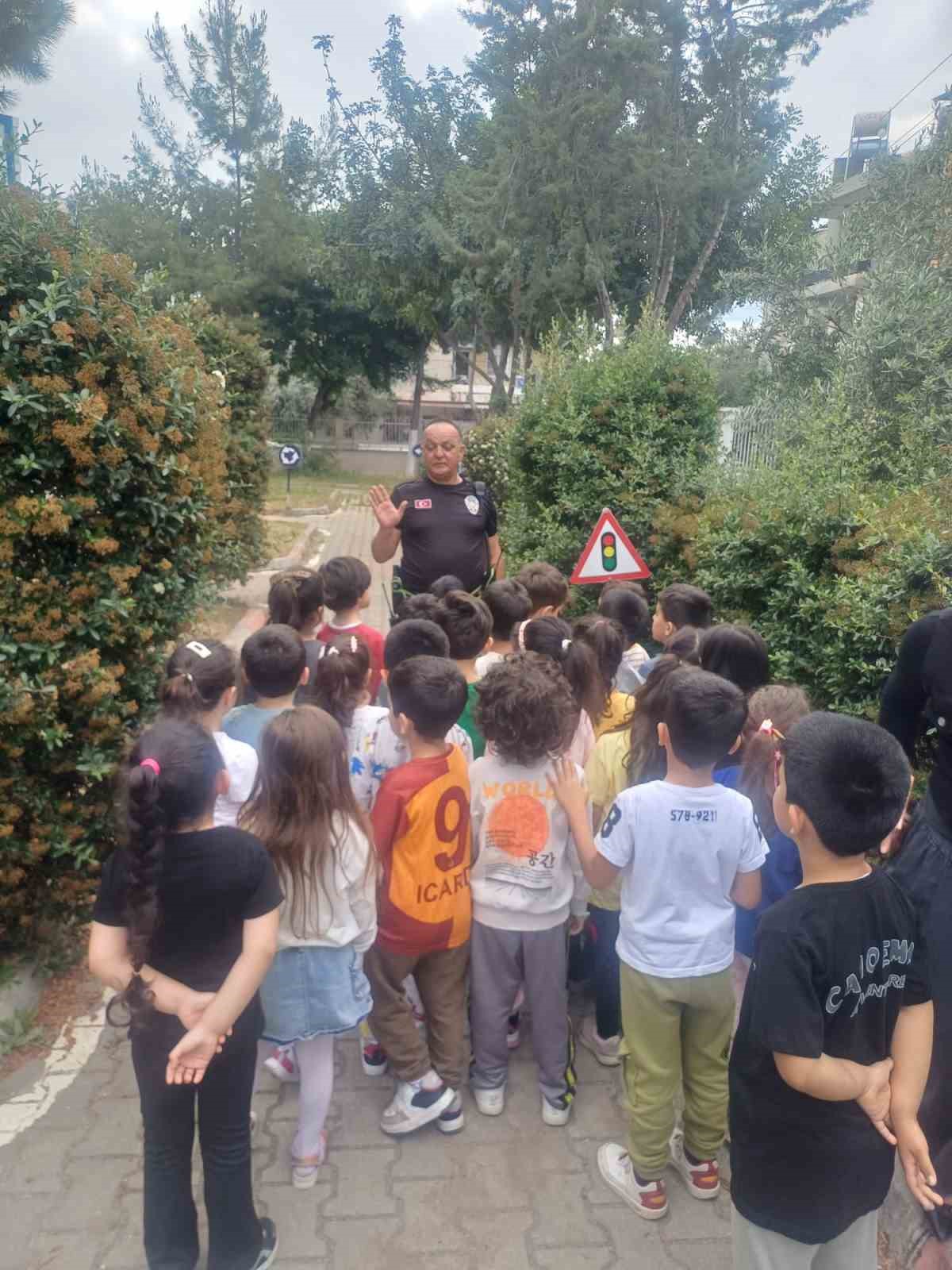 Polislerden öğrencilere uygulamalı eğitim
