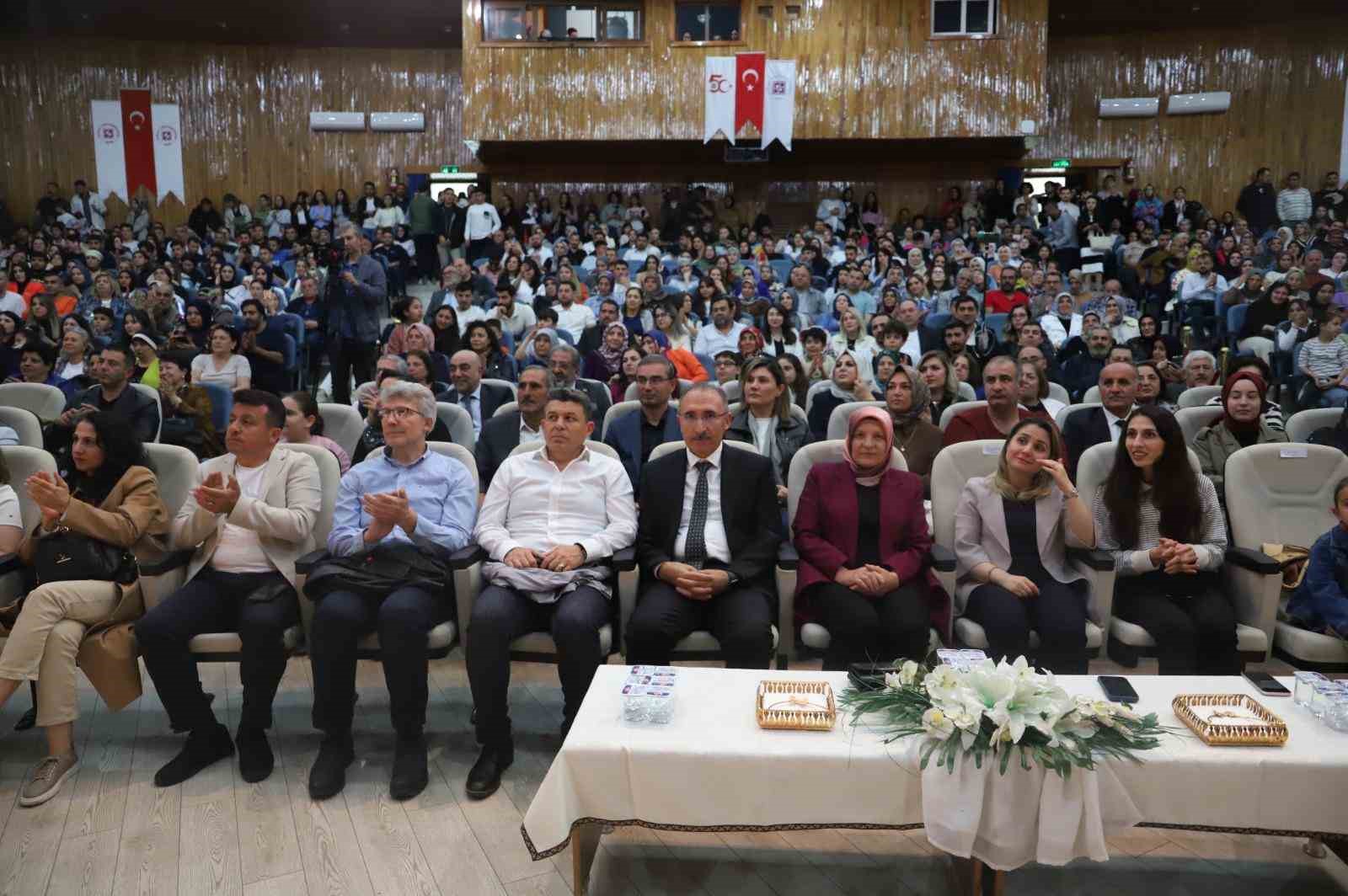 F&Uuml;&rsquo;de akademisyenler korosu sergilendi
