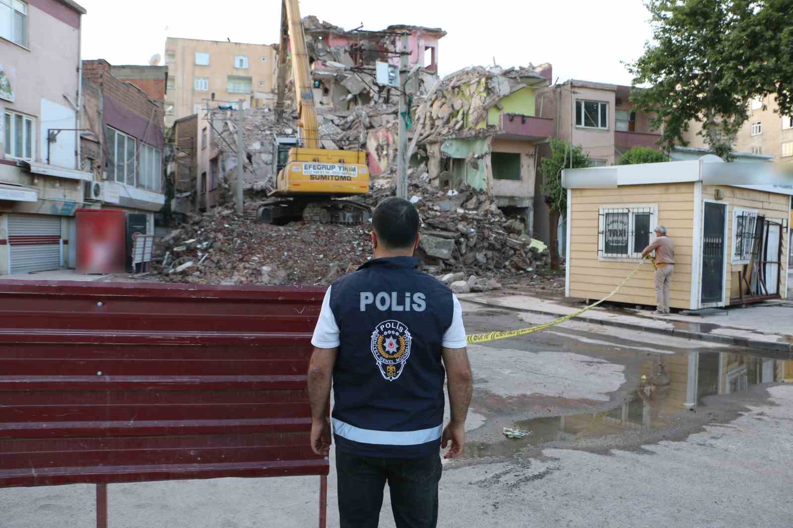 Diyarbakır’da depremden hasar gören yapıların yıkımı devam ediyor