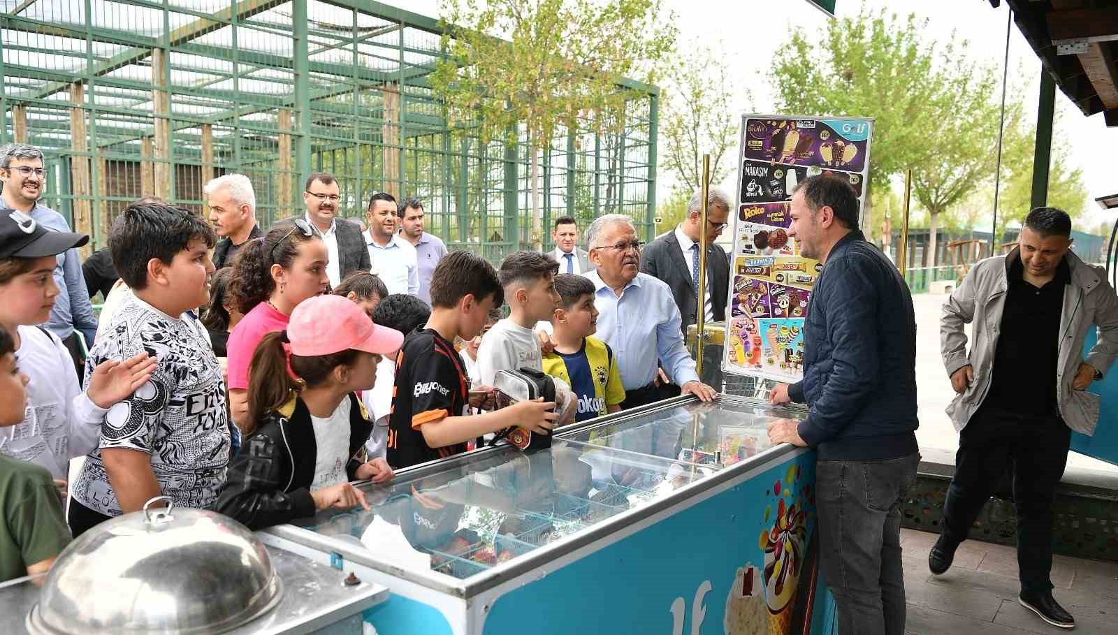 Başkan B&uuml;y&uuml;kkılı&ccedil;, hayvanat bah&ccedil;esini ziyaret etti
