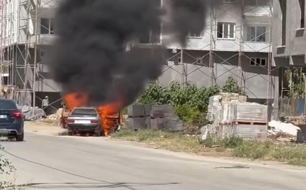 Mardin’de park halindeki otomobil alev topuna döndü