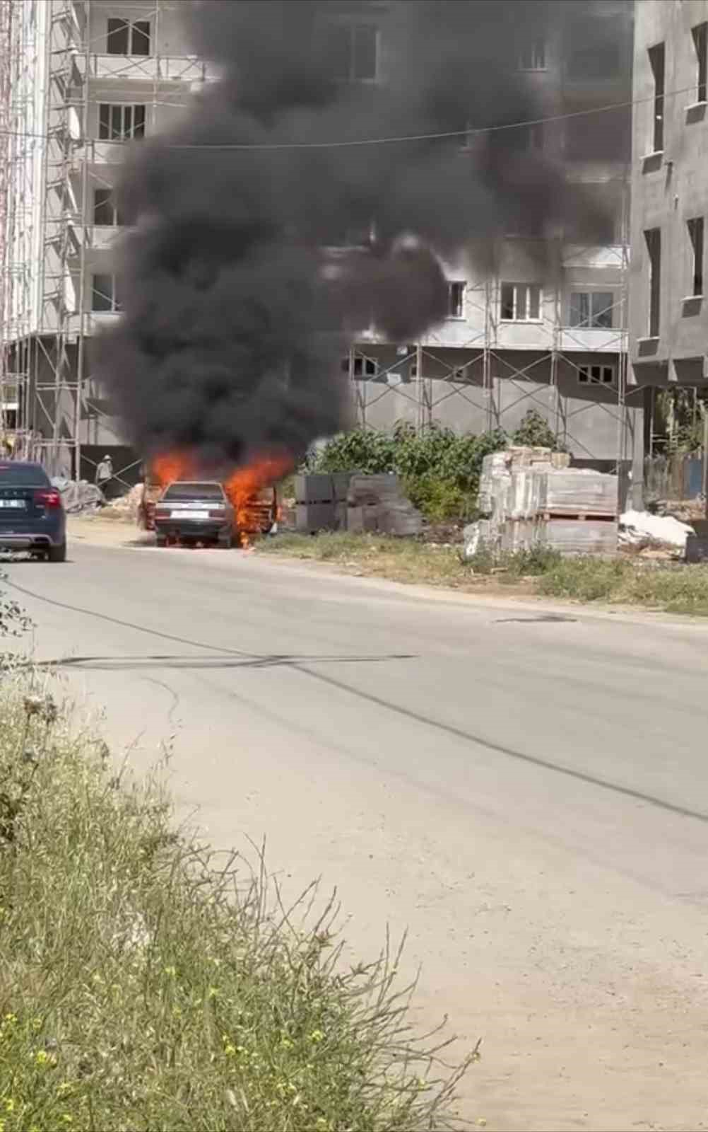Mardin’de park halindeki otomobil alev topuna döndü

