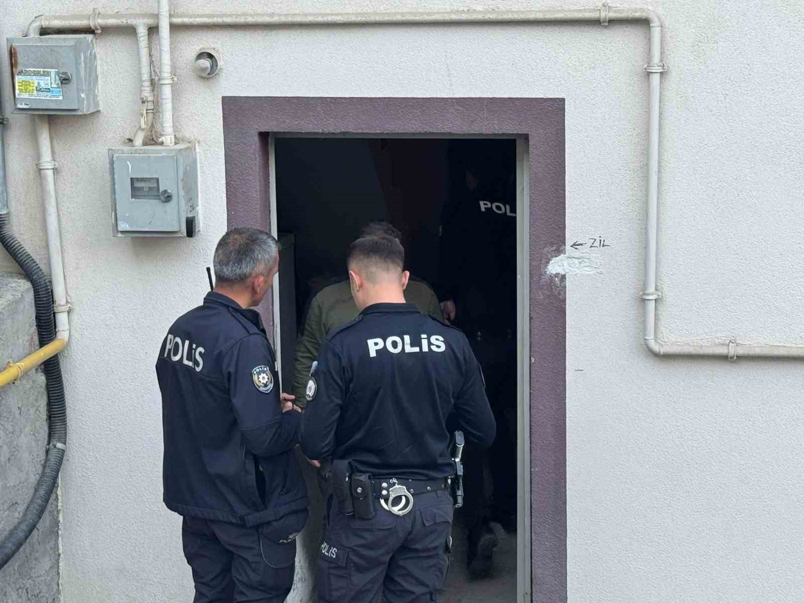 Hastanede yatan eşini görmek için hazırlık yaparken kalbine yenik düştü