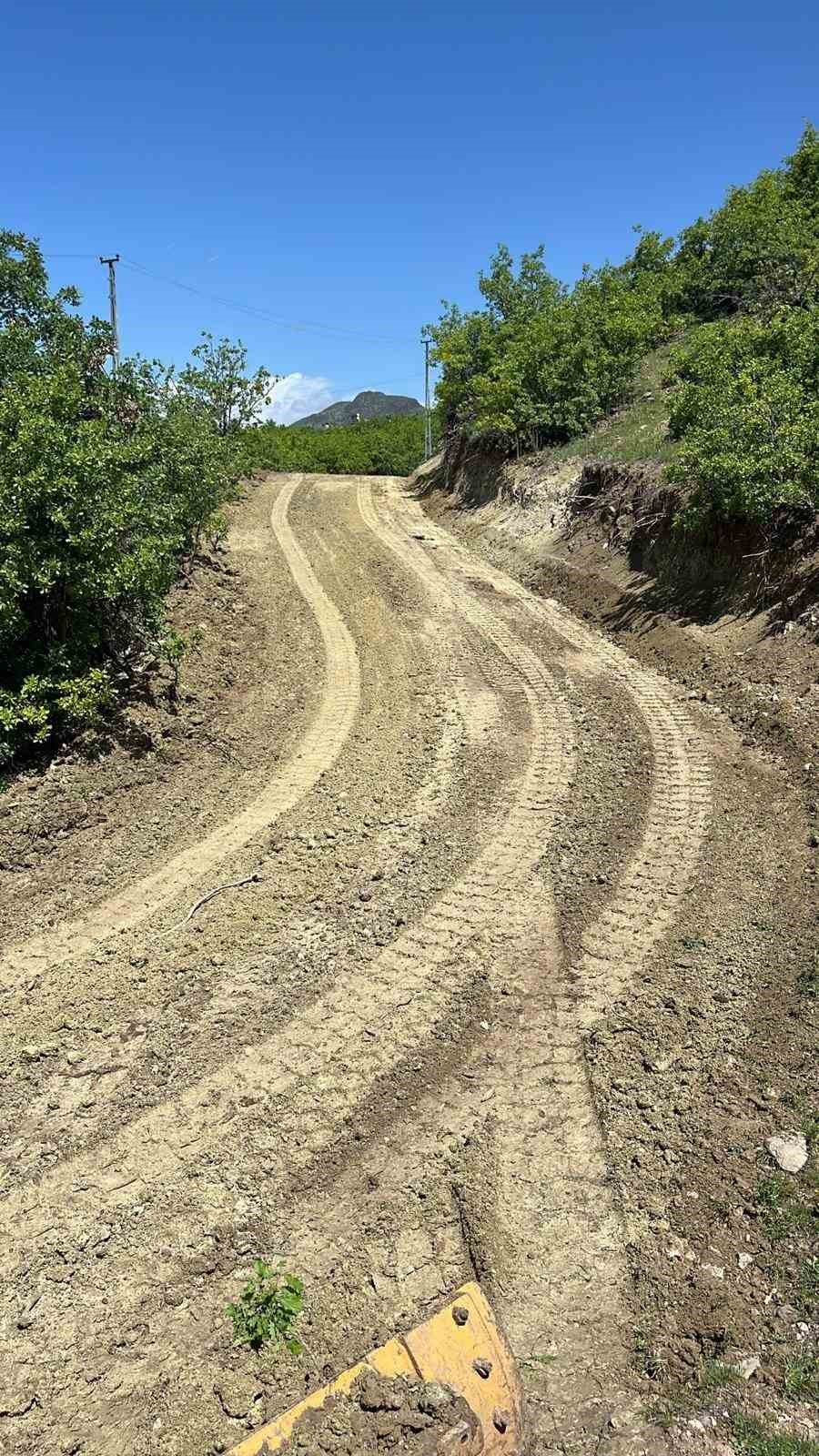 Yağışlardan dolayı  zarar gören köy yollarında çalışmalar sürüyor