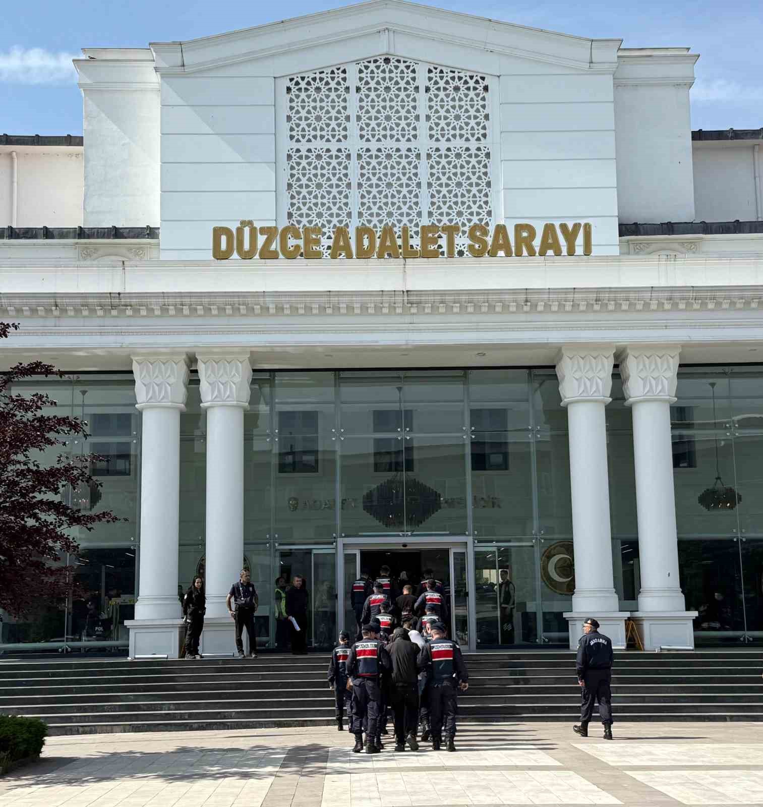 D&uuml;zce&rsquo;de uyuşturucudan 18 kişi tutuklandı
