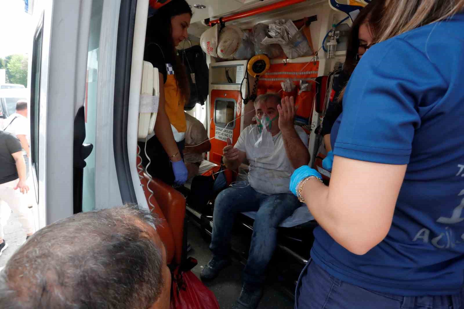 Antalya&rsquo;da boya at&ouml;lyesinde &ccedil;ıkan yangında 12 kişi dumandan etkilendi
