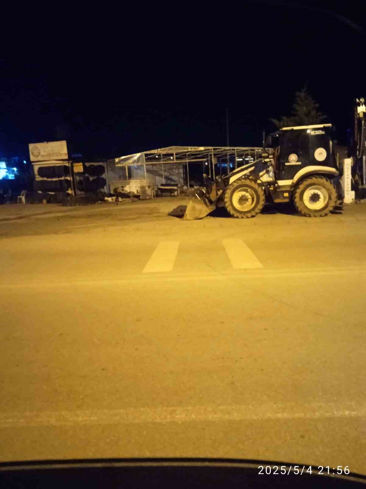 Yıkım yapılacak iş yerinde zabıta ekipleriyle &ccedil;alışanlar arasında kavga: 5 yaralı
