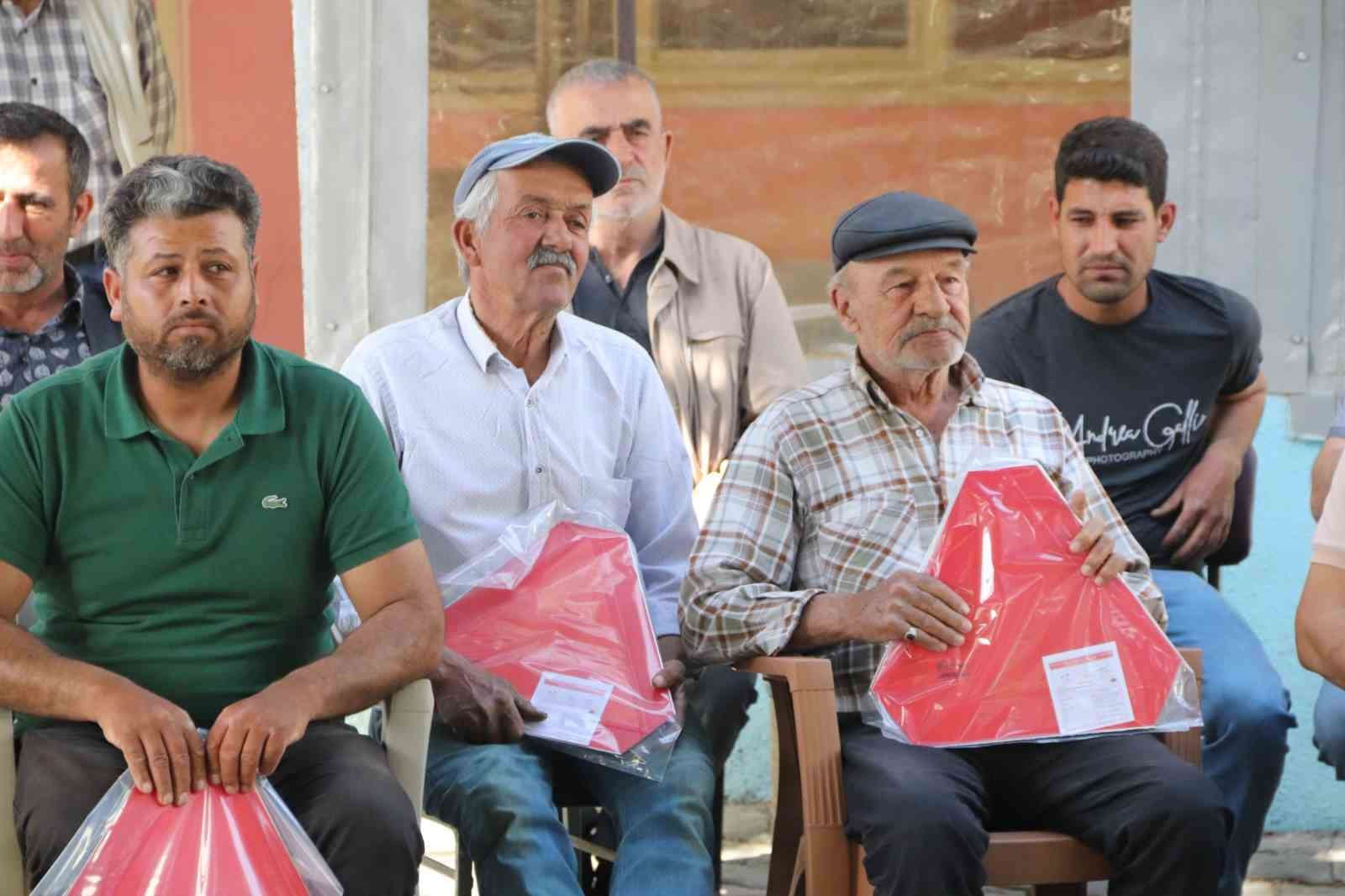 Turgutlu&rsquo;da trakt&ouml;r s&uuml;r&uuml;c&uuml;lerine reflekt&ouml;r uyarısı yapıldı
