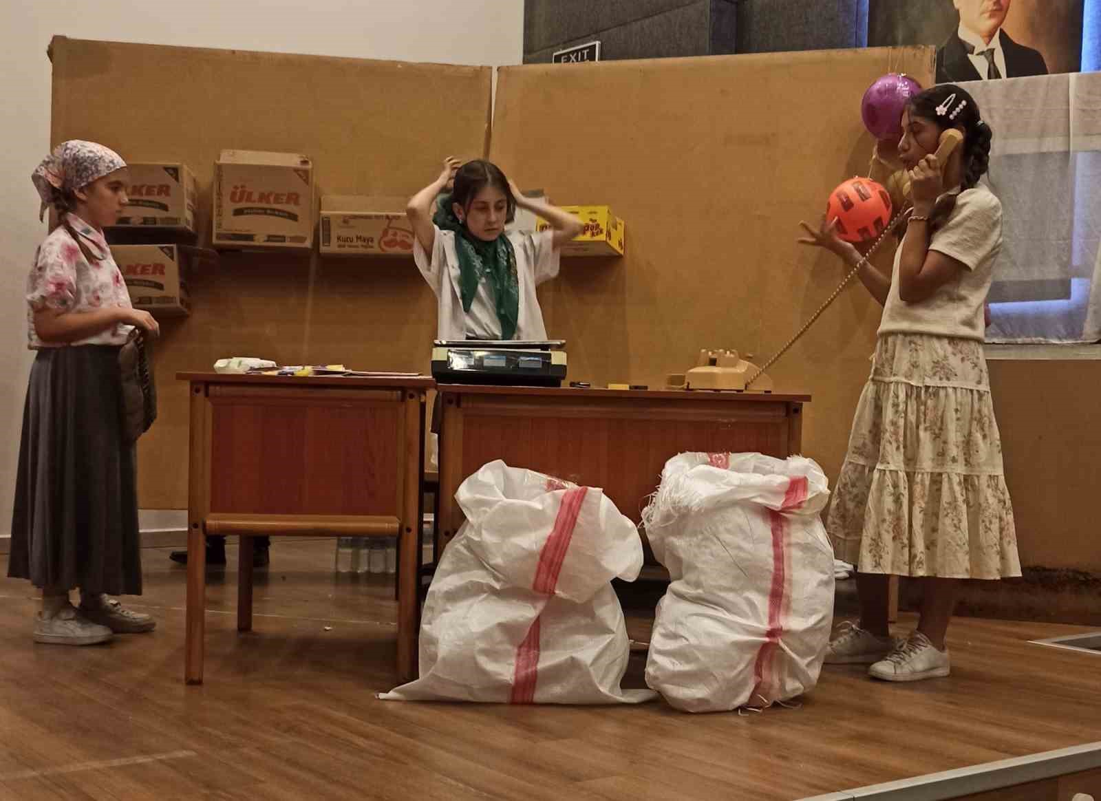 Ortaokul öğrencilerinin tiyatro performansı tam not aldı