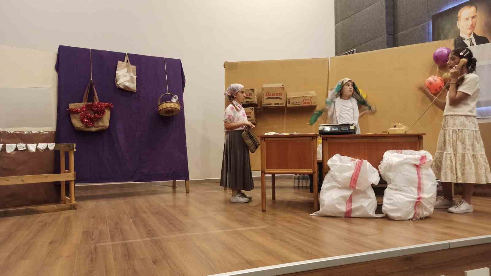 Ortaokul &ouml;ğrencilerinin tiyatro performansı tam not aldı
