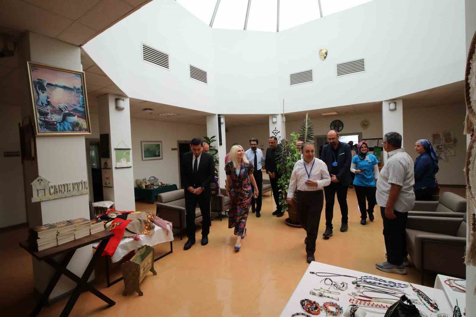 AÜ’de hastalara uygulamalı atölyelerde tarım ve sanatla terapi