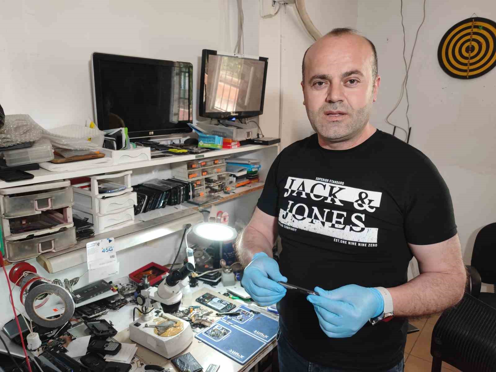 Cep telefonu bataryası patladı: O anlar kamerada
