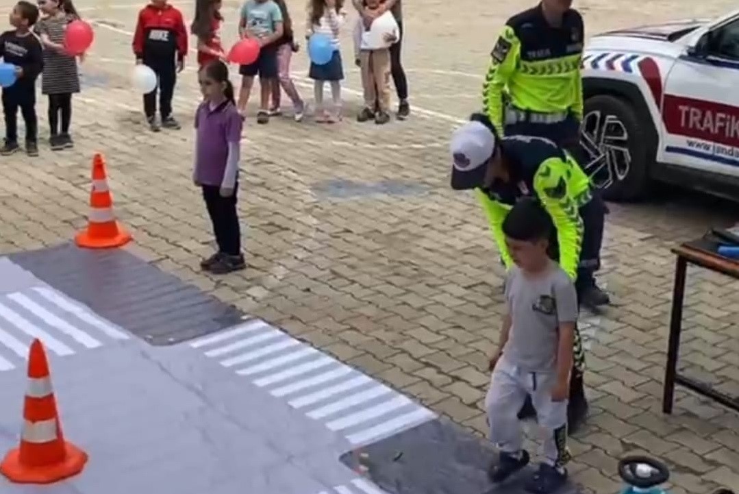 Jandarma ekiplerinden minik &ouml;ğrencilere trafik eğitimi
