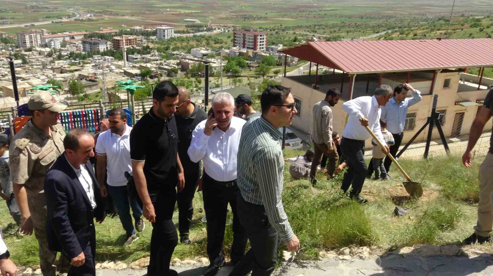 Gercüş’te Anneler Günü’ne armağan fidanlar toprakla buluşturuldu
