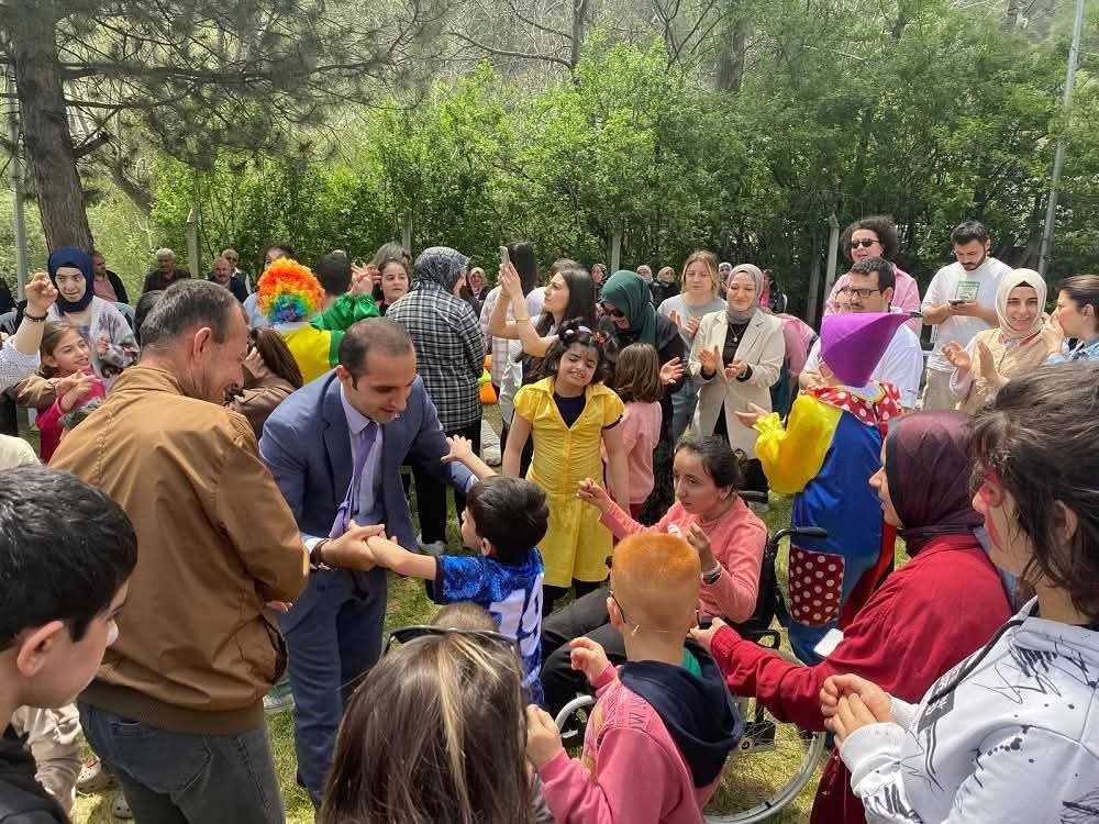 Özel bireyler kendileri çin düzenlenen şenlikte doyasıya eğlendi