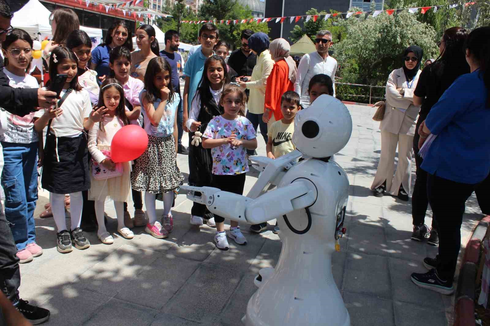 Siirt’te geleceğin yıldızları bilim şenliğinde buluştu

