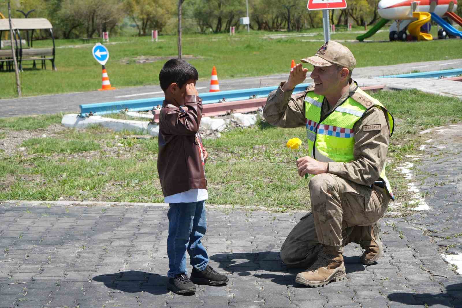 Muş’ta öğrencilere uygulamalı trafik eğitimi
