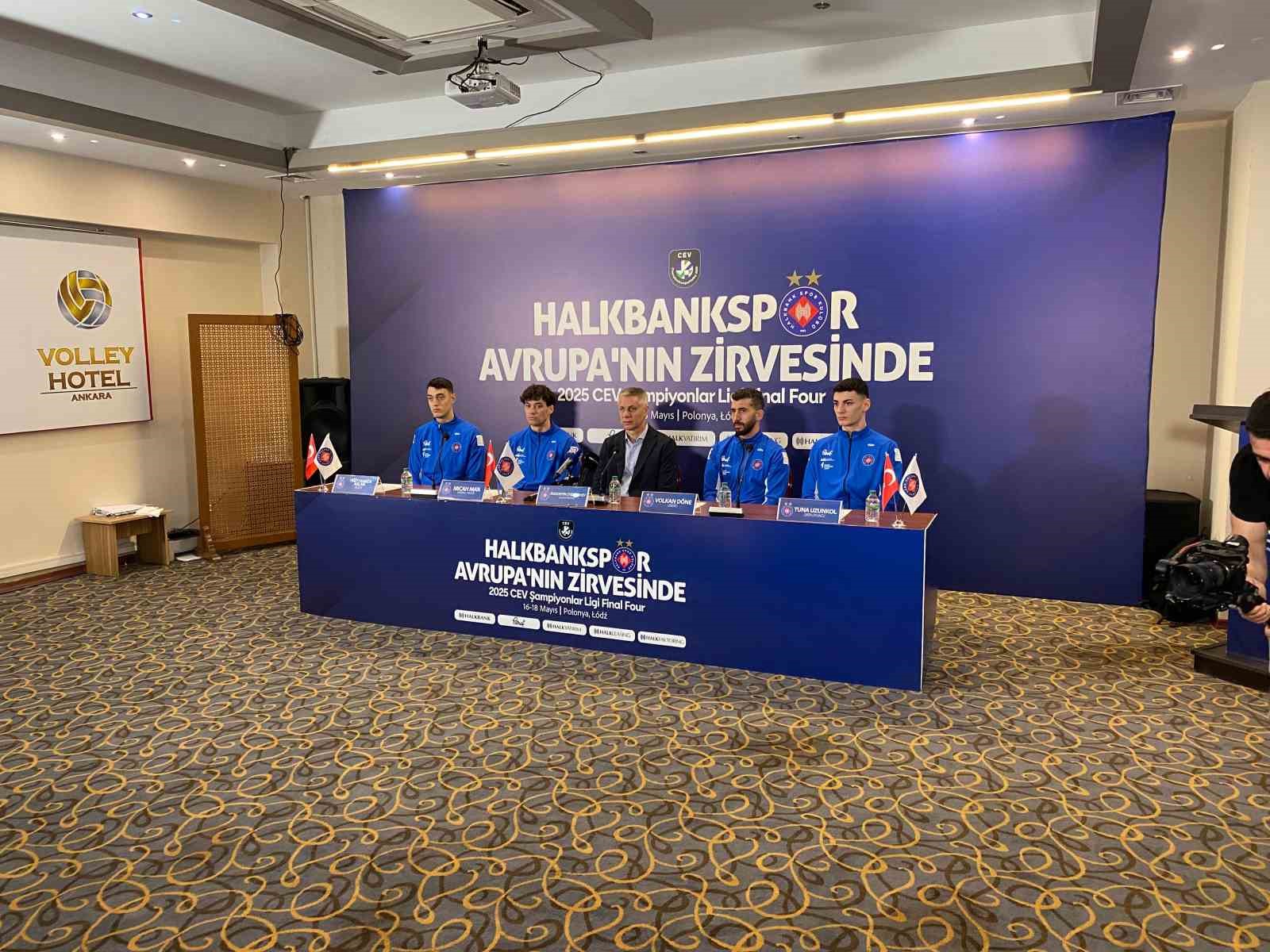 Halkbank Ankara Başantrenörü Stoytchev: "Dörtlü finale savaşmaya hazır gidiyoruz, hiçbir takımdan korkmayacağız"
